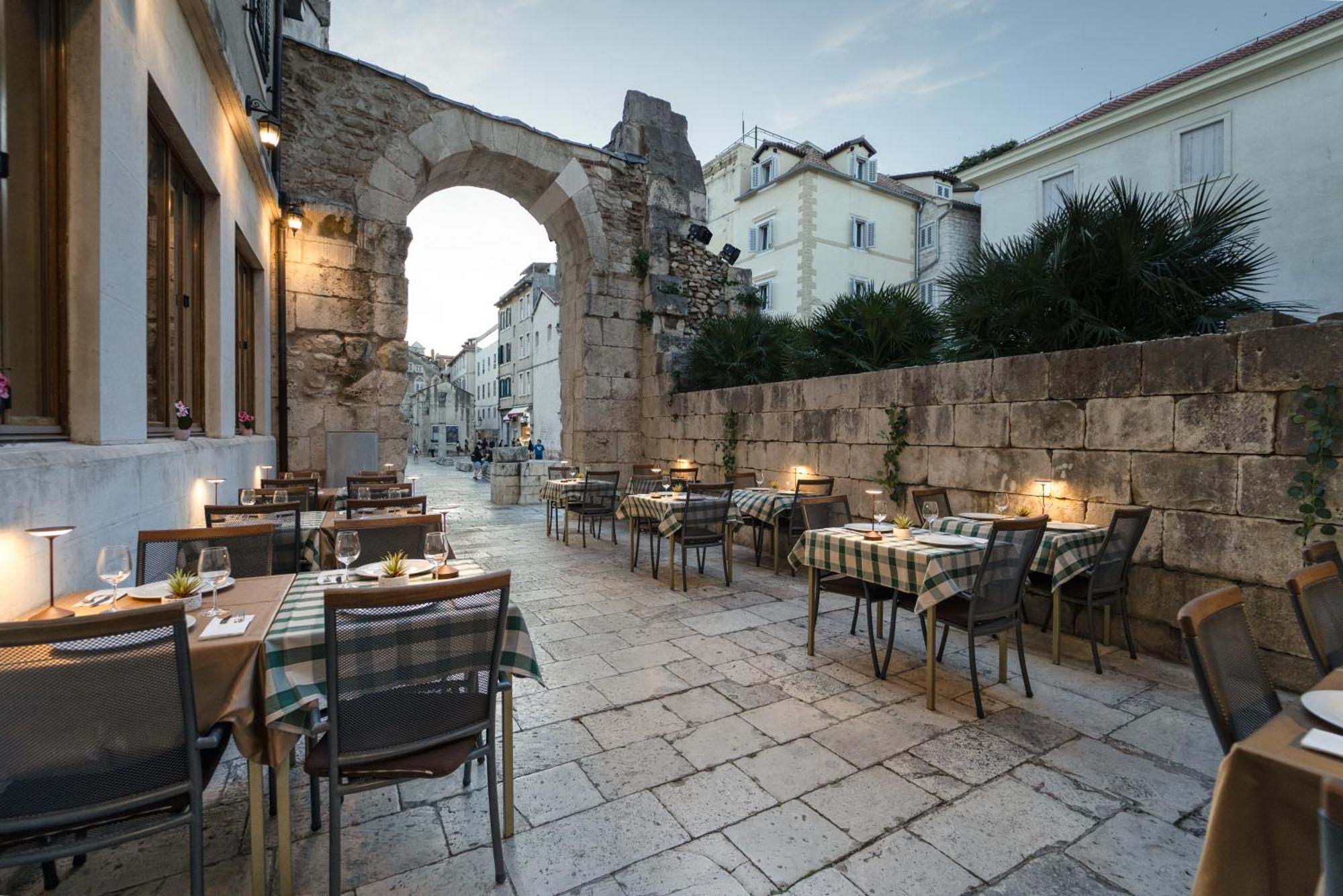 Hotel Peristil 3*