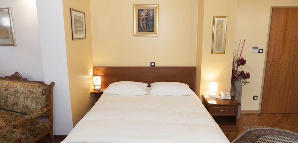 Peristil Hotell 3*