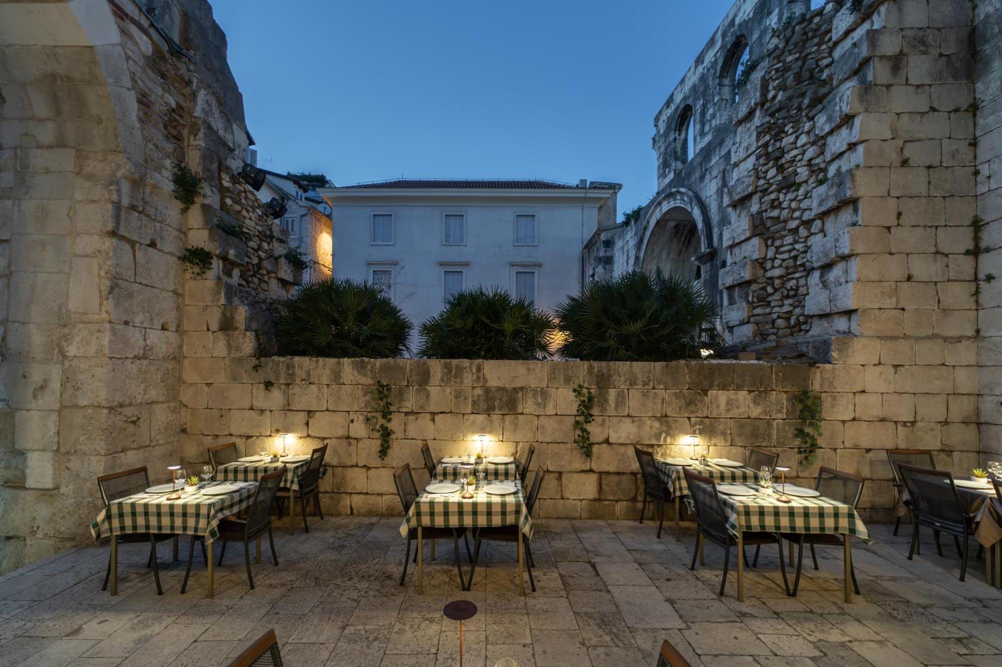 Hotel Peristil 3*